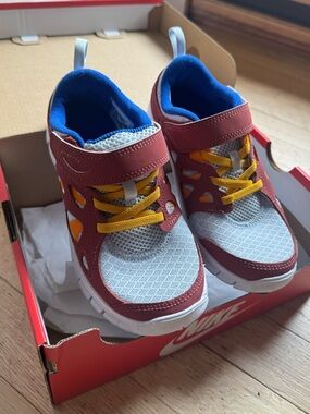 *NWT* NIKE ‘Free Run 2’ Kids Sneakers NEW IN BOX